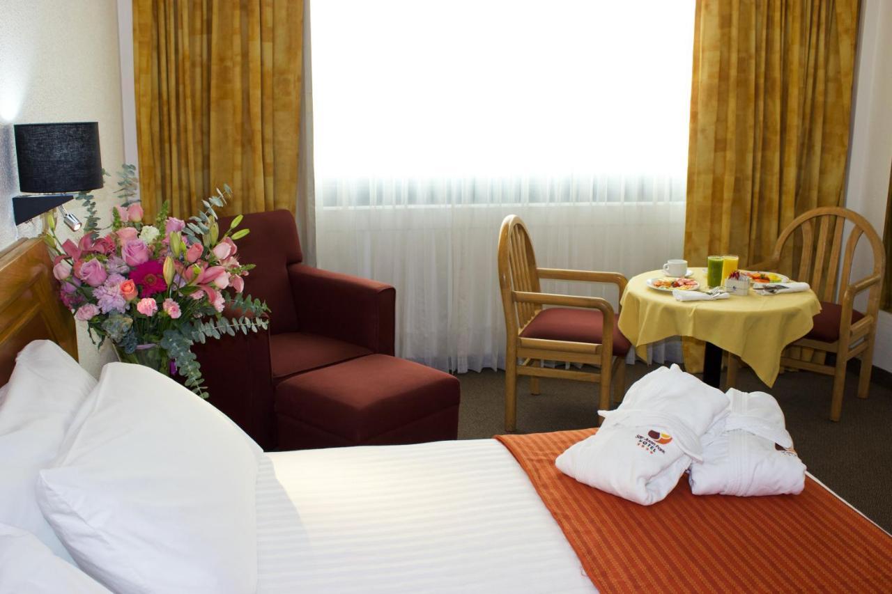 San Juan Park Hotel San Juan del Río Dış mekan fotoğraf A room at the hotel